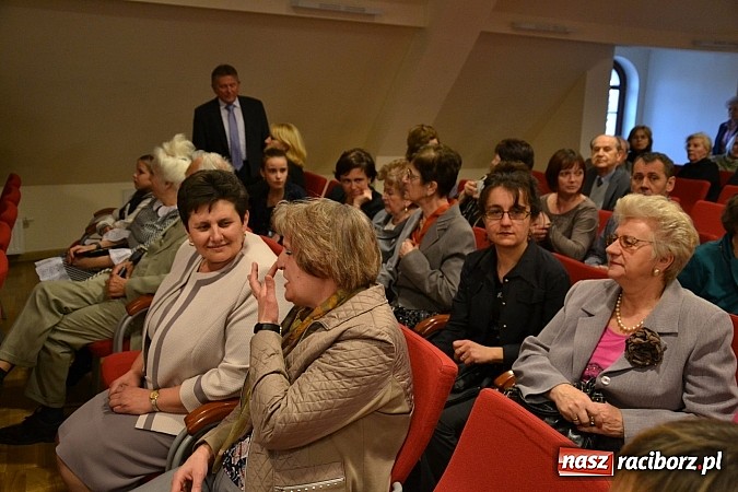 Zdjęcie w galerii na portalu naszraciborz.pl: Forum Kobiet wręczyło na zamku Super Pantofelka wiadomości z regionu