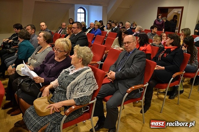 Zdjęcie w galerii na portalu naszraciborz.pl: Forum Kobiet wręczyło na zamku Super Pantofelka wiadomości z regionu