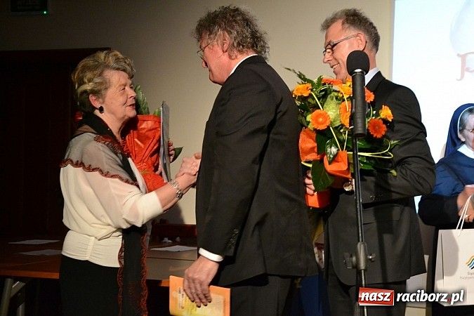 Zdjęcie w galerii na portalu naszraciborz.pl: Forum Kobiet wręczyło na zamku Super Pantofelka wiadomości z regionu