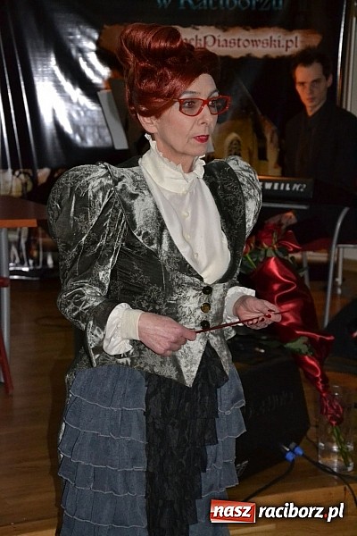 Zdjęcie w galerii na portalu naszraciborz.pl: Forum Kobiet wręczyło na zamku Super Pantofelka wiadomości z regionu