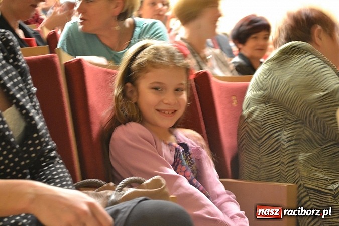 Zdjęcie w galerii na portalu naszraciborz.pl: Brunetki, blondynki - operetkowy wieczór w Kuźni Raciborskiej  wiadomości z regionu