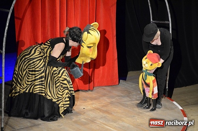 Zdjęcie w galerii na portalu naszraciborz.pl: Tygrys Pietrek dla dzieci na deskach RCK  wiadomości z regionu