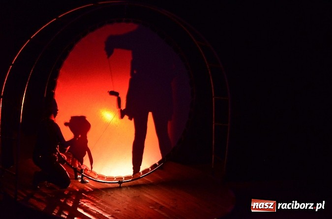 Zdjęcie w galerii na portalu naszraciborz.pl: Tygrys Pietrek dla dzieci na deskach RCK  wiadomości z regionu