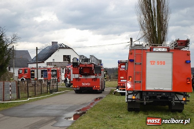 Zdjęcie w galerii na portalu naszraciborz.pl: Pożar domu jednorodzinnego w Zawadzie Książęcej. Spłonął cały dach wiadomości z regionu