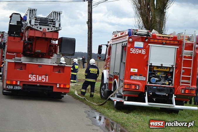 Zdjęcie w galerii na portalu naszraciborz.pl: Pożar domu jednorodzinnego w Zawadzie Książęcej. Spłonął cały dach wiadomości z regionu