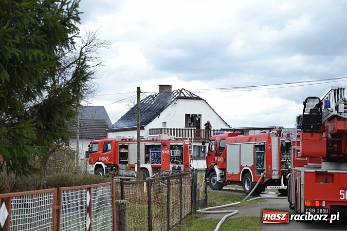 Zdjęcie w galerii na portalu naszraciborz.pl: Pożar domu jednorodzinnego w Zawadzie Książęcej. Spłonął cały dach wiadomości z regionu