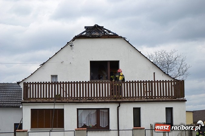 Zdjęcie w galerii na portalu naszraciborz.pl: Pożar domu jednorodzinnego w Zawadzie Książęcej. Spłonął cały dach wiadomości z regionu