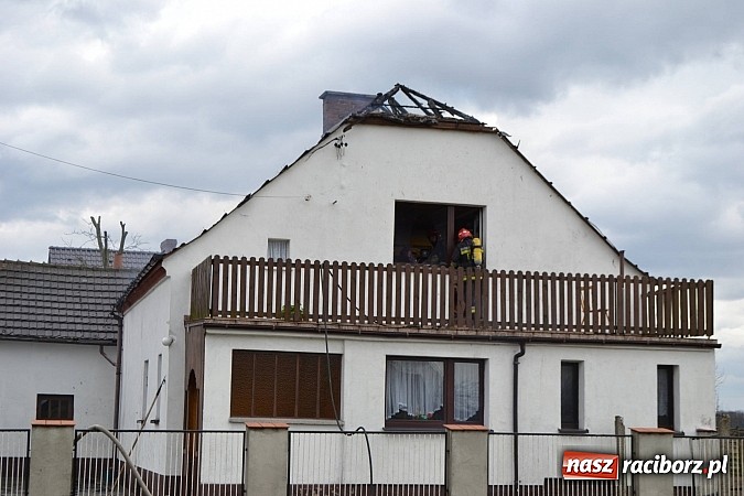 Zdjęcie w galerii na portalu naszraciborz.pl: Pożar domu jednorodzinnego w Zawadzie Książęcej. Spłonął cały dach wiadomości z regionu