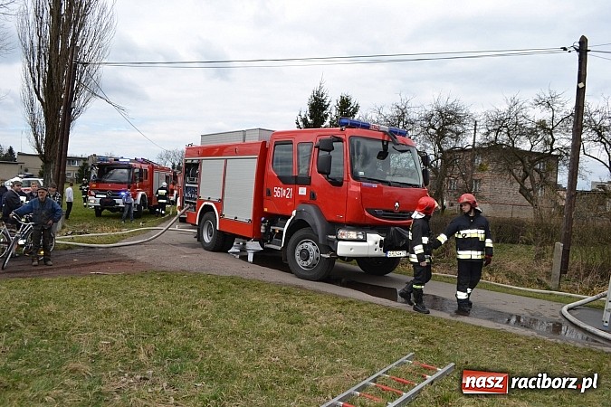 Zdjęcie w galerii na portalu naszraciborz.pl: Pożar domu jednorodzinnego w Zawadzie Książęcej. Spłonął cały dach wiadomości z regionu