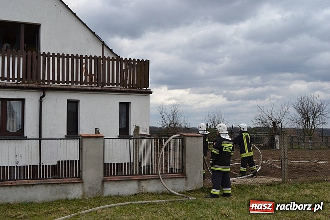 Zdjęcie w galerii na portalu naszraciborz.pl: Pożar domu jednorodzinnego w Zawadzie Książęcej. Spłonął cały dach wiadomości z regionu