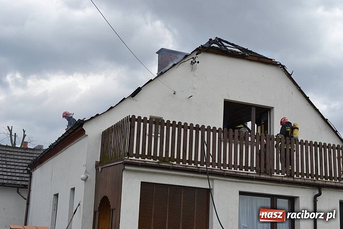 Zdjęcie w galerii na portalu naszraciborz.pl: Pożar domu jednorodzinnego w Zawadzie Książęcej. Spłonął cały dach wiadomości z regionu