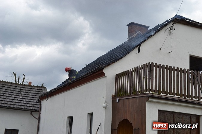 Zdjęcie w galerii na portalu naszraciborz.pl: Pożar domu jednorodzinnego w Zawadzie Książęcej. Spłonął cały dach wiadomości z regionu