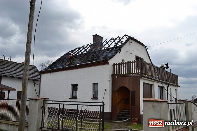 Zdjęcie w galerii na portalu naszraciborz.pl: Pożar domu jednorodzinnego w Zawadzie Książęcej. Spłonął cały dach wiadomości z regionu