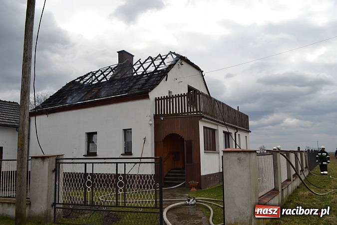 Zdjęcie w galerii na portalu naszraciborz.pl: Pożar domu jednorodzinnego w Zawadzie Książęcej. Spłonął cały dach wiadomości z regionu