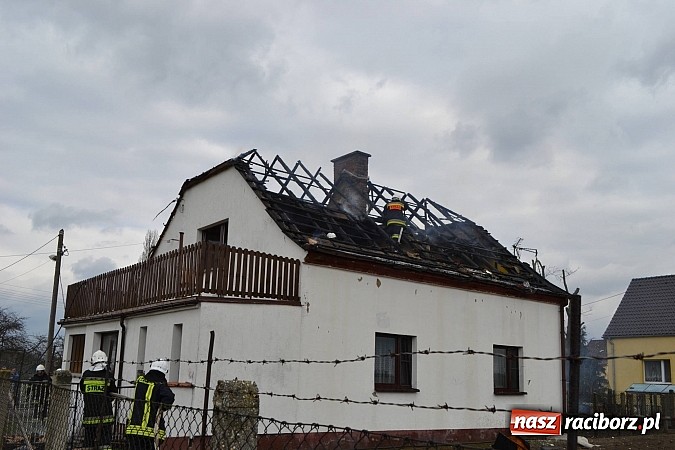 Zdjęcie w galerii na portalu naszraciborz.pl: Pożar domu jednorodzinnego w Zawadzie Książęcej. Spłonął cały dach wiadomości z regionu