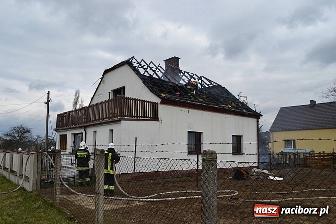 Zdjęcie w galerii na portalu naszraciborz.pl: Pożar domu jednorodzinnego w Zawadzie Książęcej. Spłonął cały dach wiadomości z regionu