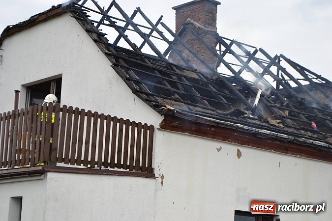 Zdjęcie w galerii na portalu naszraciborz.pl: Pożar domu jednorodzinnego w Zawadzie Książęcej. Spłonął cały dach wiadomości z regionu