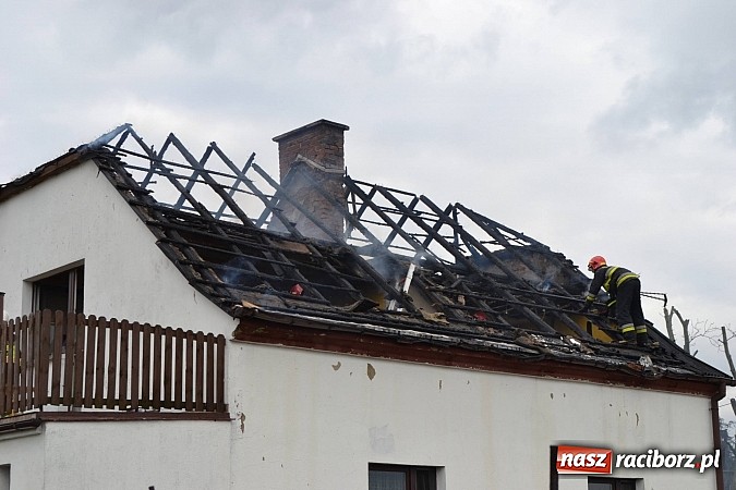 Zdjęcie w galerii na portalu naszraciborz.pl: Pożar domu jednorodzinnego w Zawadzie Książęcej. Spłonął cały dach wiadomości z regionu