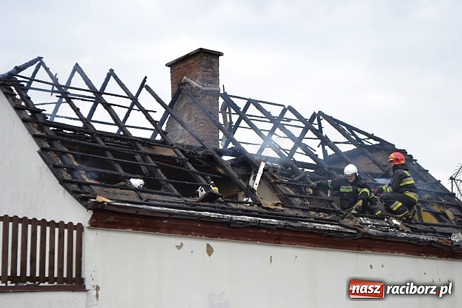 Zdjęcie w galerii na portalu naszraciborz.pl: Pożar domu jednorodzinnego w Zawadzie Książęcej. Spłonął cały dach wiadomości z regionu