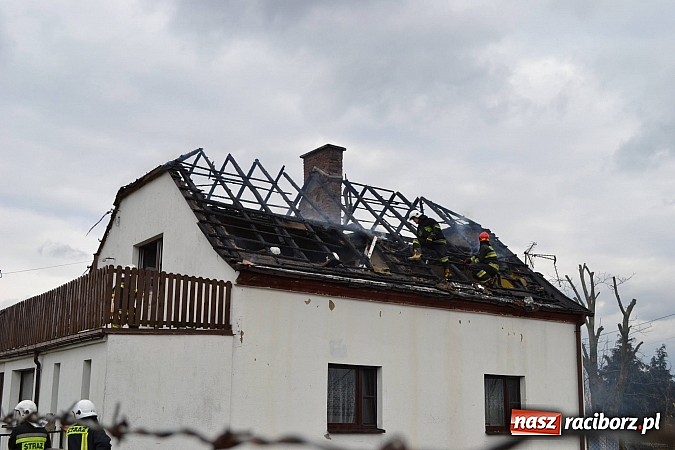 Zdjęcie w galerii na portalu naszraciborz.pl: Pożar domu jednorodzinnego w Zawadzie Książęcej. Spłonął cały dach wiadomości z regionu