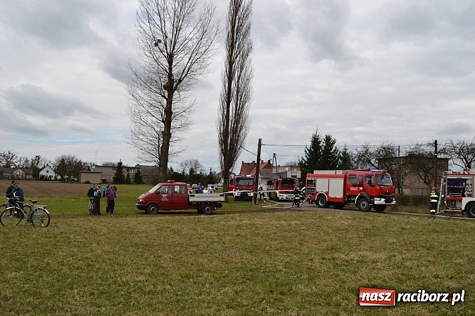 Zdjęcie w galerii na portalu naszraciborz.pl: Pożar domu jednorodzinnego w Zawadzie Książęcej. Spłonął cały dach wiadomości z regionu