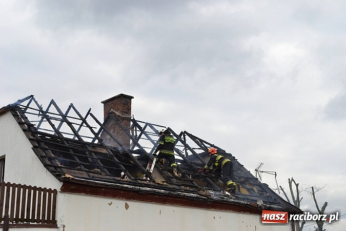 Zdjęcie w galerii na portalu naszraciborz.pl: Pożar domu jednorodzinnego w Zawadzie Książęcej. Spłonął cały dach wiadomości z regionu