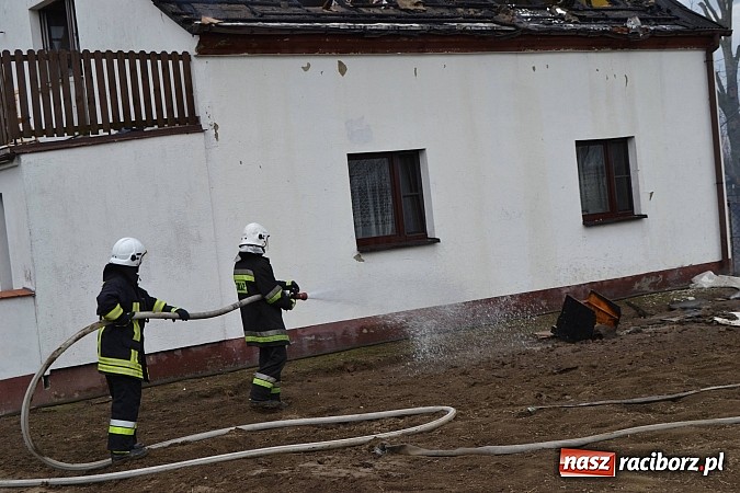 Zdjęcie w galerii na portalu naszraciborz.pl: Pożar domu jednorodzinnego w Zawadzie Książęcej. Spłonął cały dach wiadomości z regionu