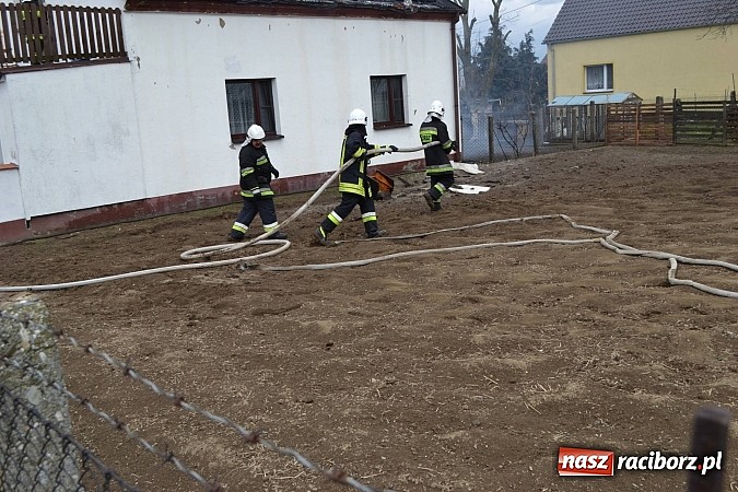 Zdjęcie w galerii na portalu naszraciborz.pl: Pożar domu jednorodzinnego w Zawadzie Książęcej. Spłonął cały dach wiadomości z regionu