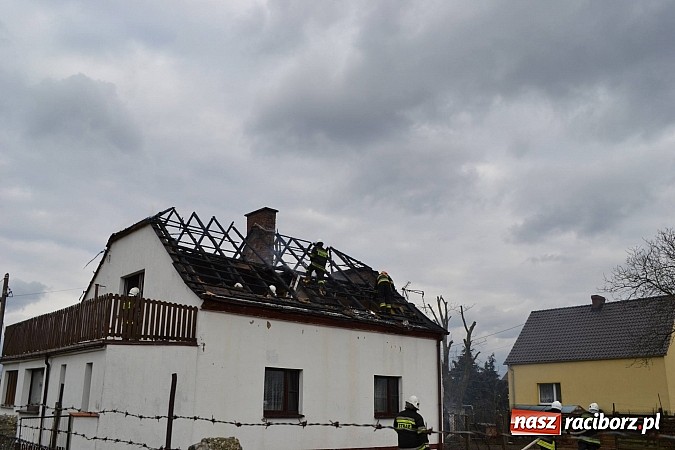 Zdjęcie w galerii na portalu naszraciborz.pl: Pożar domu jednorodzinnego w Zawadzie Książęcej. Spłonął cały dach wiadomości z regionu