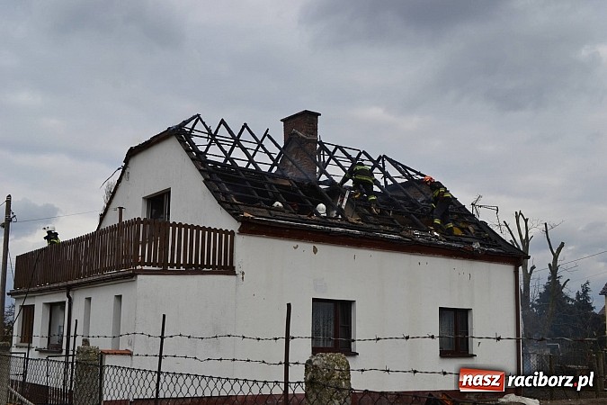 Zdjęcie w galerii na portalu naszraciborz.pl: Pożar domu jednorodzinnego w Zawadzie Książęcej. Spłonął cały dach wiadomości z regionu