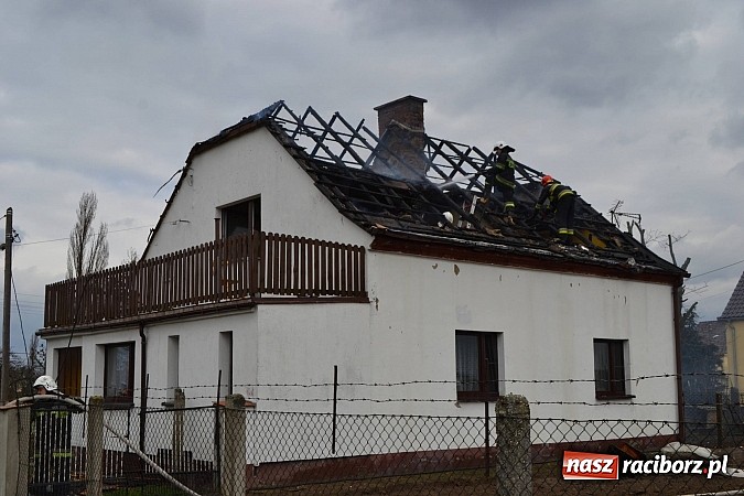 Zdjęcie w galerii na portalu naszraciborz.pl: Pożar domu jednorodzinnego w Zawadzie Książęcej. Spłonął cały dach wiadomości z regionu