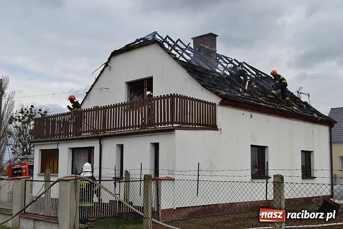 Zdjęcie w galerii na portalu naszraciborz.pl: Pożar domu jednorodzinnego w Zawadzie Książęcej. Spłonął cały dach wiadomości z regionu