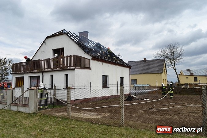 Zdjęcie w galerii na portalu naszraciborz.pl: Pożar domu jednorodzinnego w Zawadzie Książęcej. Spłonął cały dach wiadomości z regionu