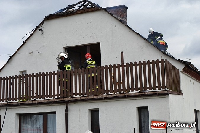 Zdjęcie w galerii na portalu naszraciborz.pl: Pożar domu jednorodzinnego w Zawadzie Książęcej. Spłonął cały dach wiadomości z regionu