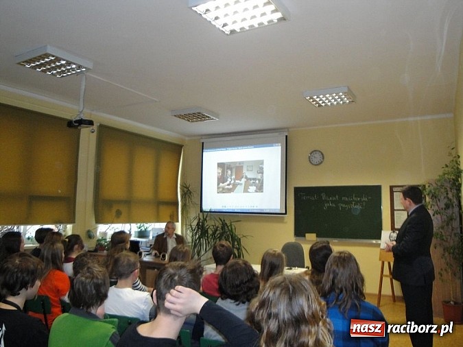 Zdjęcie w galerii na portalu naszraciborz.pl: Po historii przyszła kolej na wiedzę o społeczeństwie - starosta w G1 wiadomości z regionu