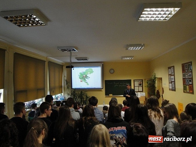Zdjęcie w galerii na portalu naszraciborz.pl: Po historii przyszła kolej na wiedzę o społeczeństwie - starosta w G1 wiadomości z regionu