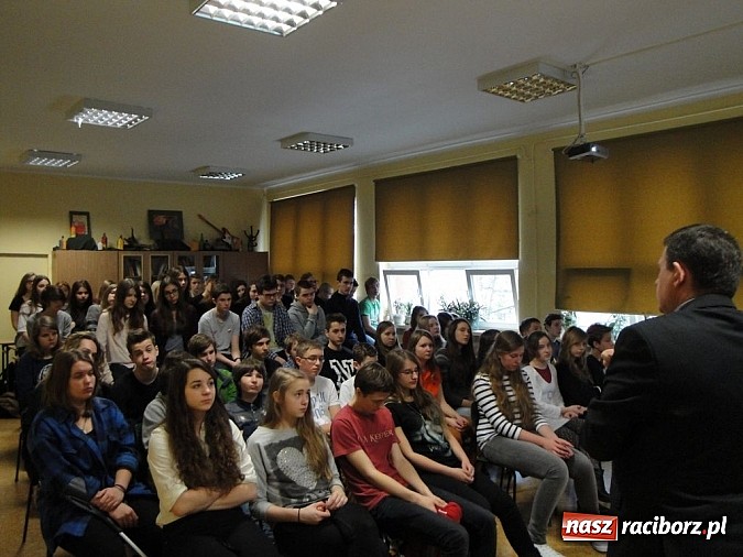 Zdjęcie w galerii na portalu naszraciborz.pl: Po historii przyszła kolej na wiedzę o społeczeństwie - starosta w G1 wiadomości z regionu