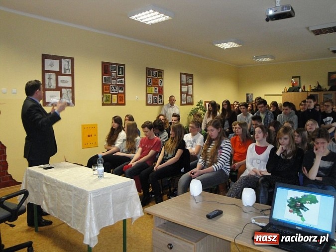 Zdjęcie w galerii na portalu naszraciborz.pl: Po historii przyszła kolej na wiedzę o społeczeństwie - starosta w G1 wiadomości z regionu