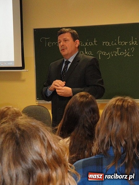 Zdjęcie w galerii na portalu naszraciborz.pl: Po historii przyszła kolej na wiedzę o społeczeństwie - starosta w G1 wiadomości z regionu