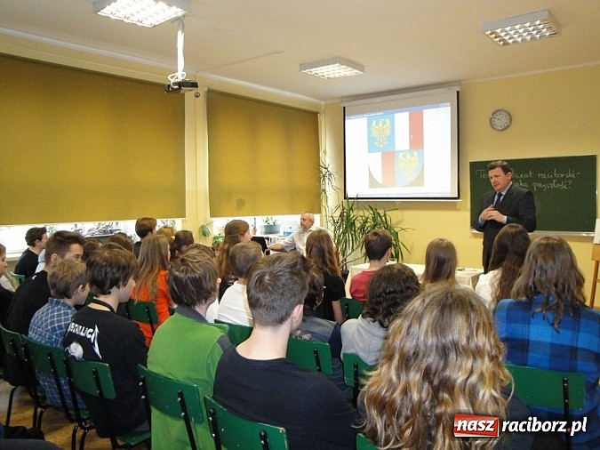 Zdjęcie w galerii na portalu naszraciborz.pl: Po historii przyszła kolej na wiedzę o społeczeństwie - starosta w G1 wiadomości z regionu
