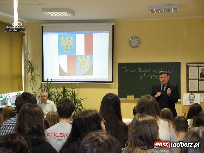 Zdjęcie w galerii na portalu naszraciborz.pl: Po historii przyszła kolej na wiedzę o społeczeństwie - starosta w G1 wiadomości z regionu