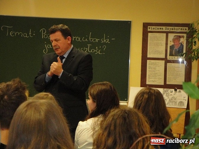 Zdjęcie w galerii na portalu naszraciborz.pl: Po historii przyszła kolej na wiedzę o społeczeństwie - starosta w G1 wiadomości z regionu