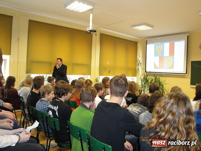 Zdjęcie w galerii na portalu naszraciborz.pl: Po historii przyszła kolej na wiedzę o społeczeństwie - starosta w G1 wiadomości z regionu