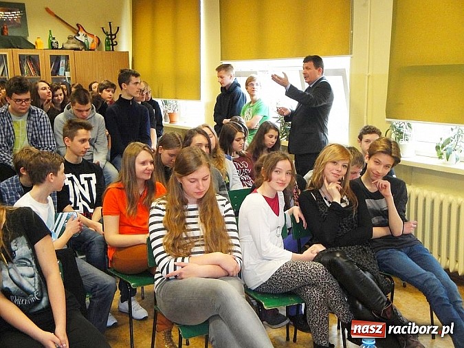 Zdjęcie w galerii na portalu naszraciborz.pl: Po historii przyszła kolej na wiedzę o społeczeństwie - starosta w G1 wiadomości z regionu