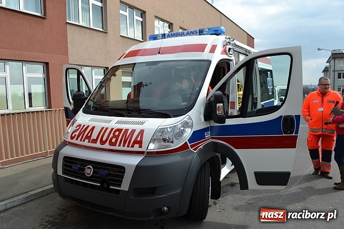 Zdjęcie w galerii na portalu naszraciborz.pl: Raciborscy ratownicy odebrali nową karetkę wiadomości z regionu