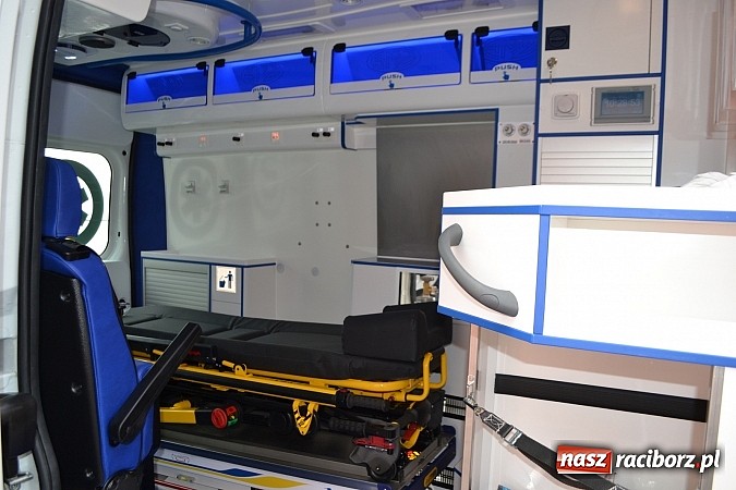 Zdjęcie w galerii na portalu naszraciborz.pl: Raciborscy ratownicy odebrali nową karetkę wiadomości z regionu