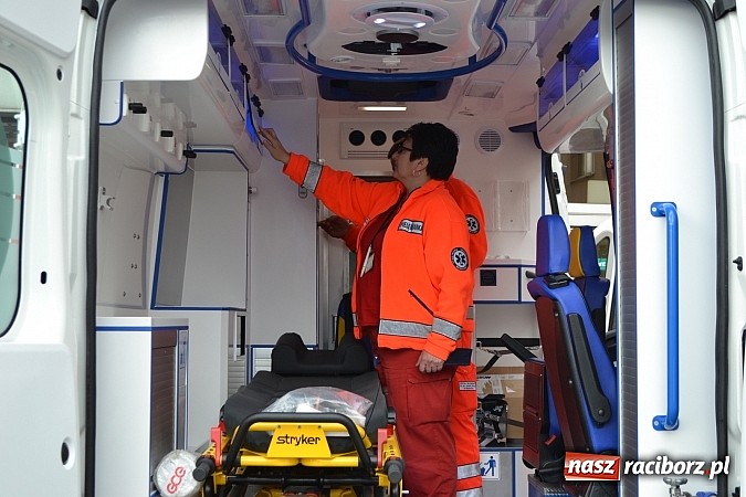 Zdjęcie w galerii na portalu naszraciborz.pl: Raciborscy ratownicy odebrali nową karetkę wiadomości z regionu