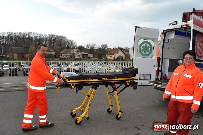Zdjęcie w galerii na portalu naszraciborz.pl: Raciborscy ratownicy odebrali nową karetkę wiadomości z regionu