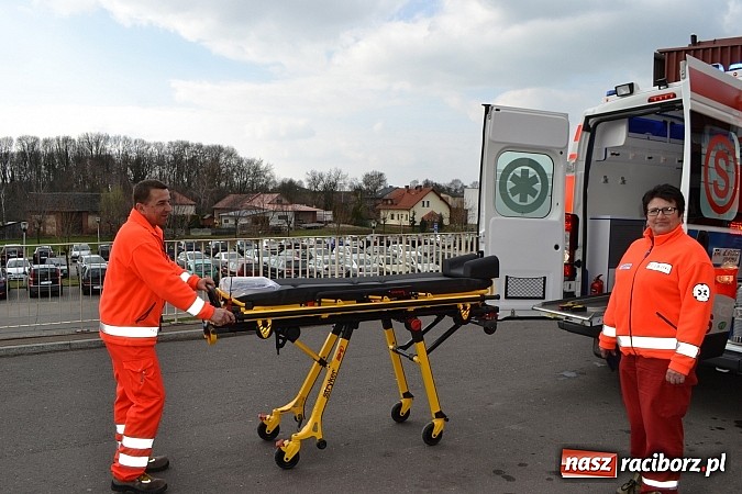 Zdjęcie w galerii na portalu naszraciborz.pl: Raciborscy ratownicy odebrali nową karetkę wiadomości z regionu