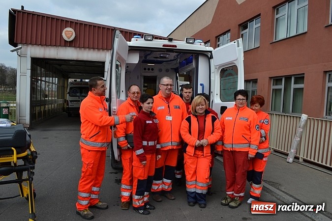 Zdjęcie w galerii na portalu naszraciborz.pl: Raciborscy ratownicy odebrali nową karetkę wiadomości z regionu